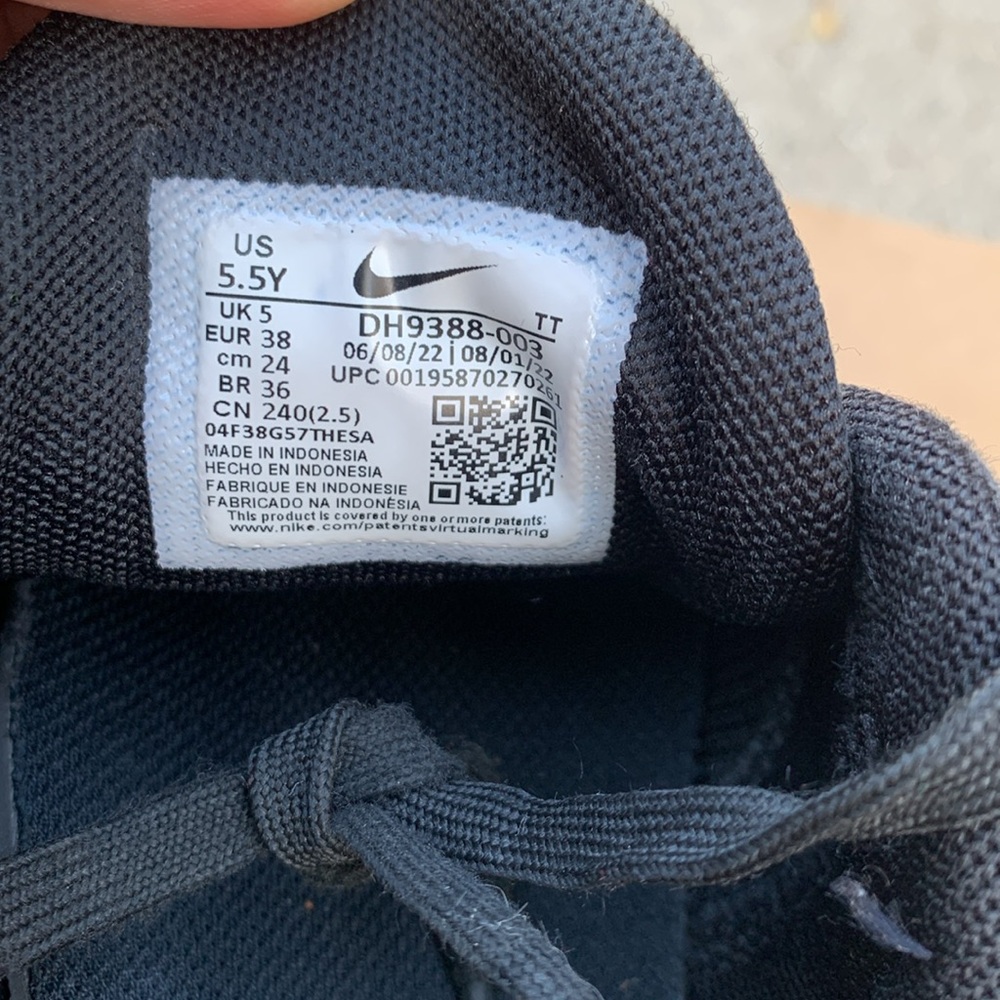Nike Kids Black Sneakers - Youth Size 5.5 - Picture 8 of 10